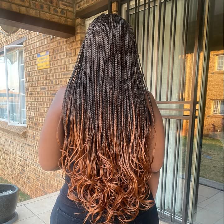GLOW UP Mobile Salon stylist at work
